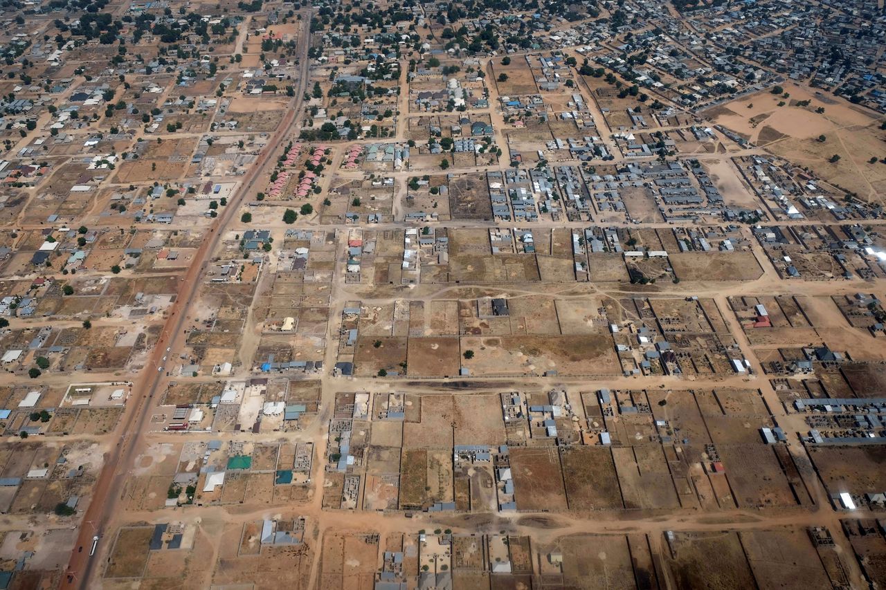 De stad Maiduguri in het noordoosten van Nigeria, waar de islamistische terreurgroep Boko Haram veel aanhang had. Het leger liet ’bevrijde’, zwangere vrouwen abortussen ondergaan, aldus Reuters. Wie niet meewerkte, werd geslagen of gedrogeerd.
