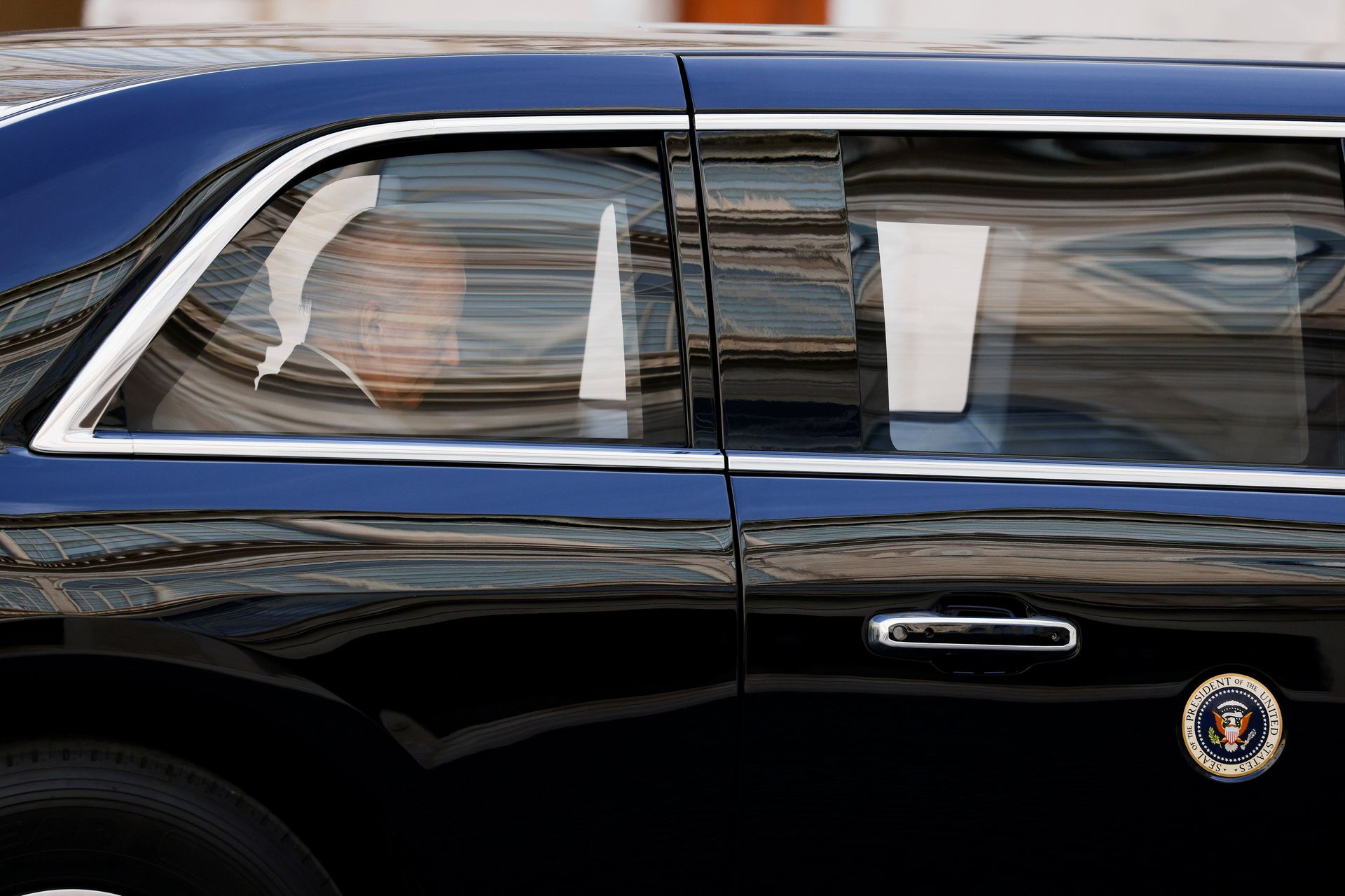 байден в брюсселе. лимузин джо байдена. автомобиль президента сша джо байдена изнутри. в кортеж байдена врезалась машина. полиция брюсселя.