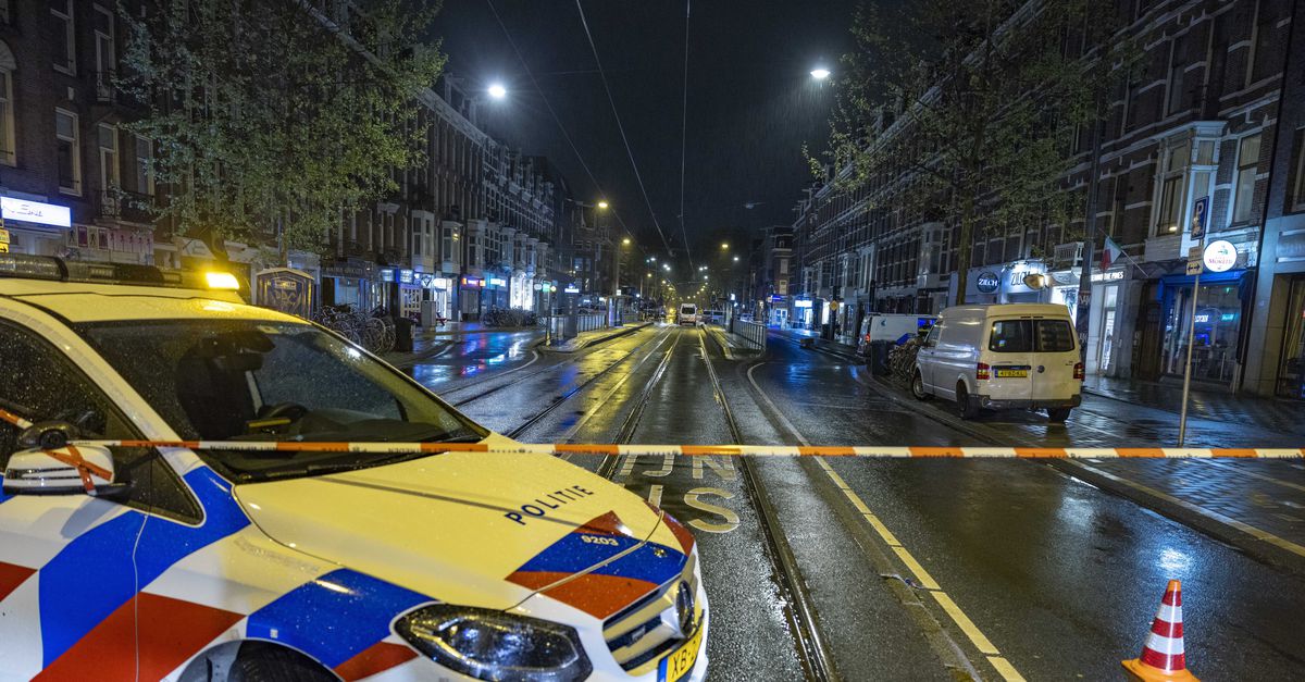 Één dode en vier gewonden vielen er vrijdagavond laat bij een steekpartij in de Amsterdamse buurt De Pijp.