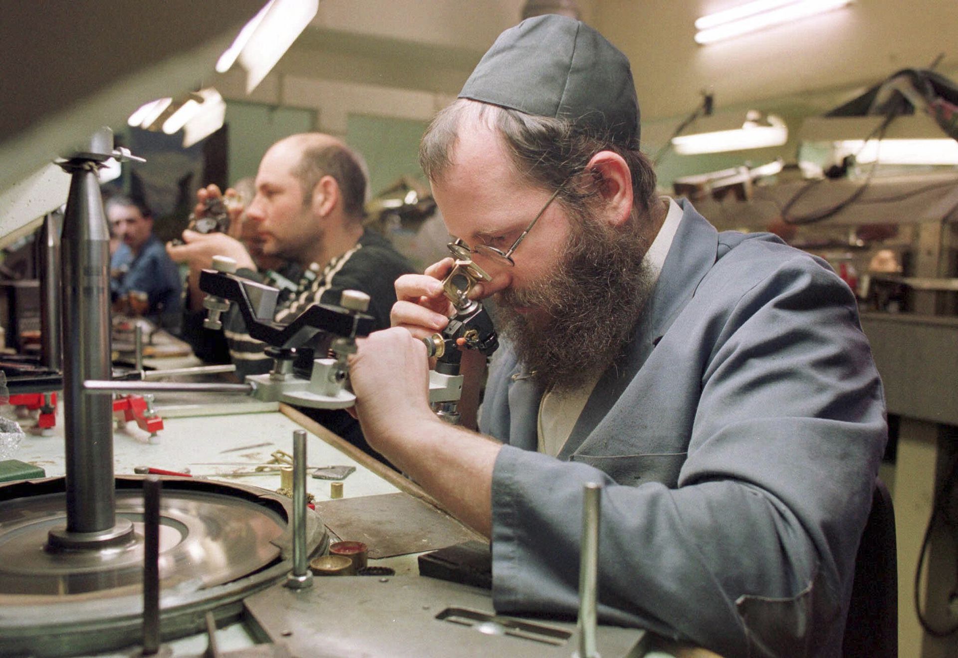 Старый еврей ювелир. Еврейский ювелир. Часовщик живопись. Ювелир за работой. Еврей ювелир часовщик.
