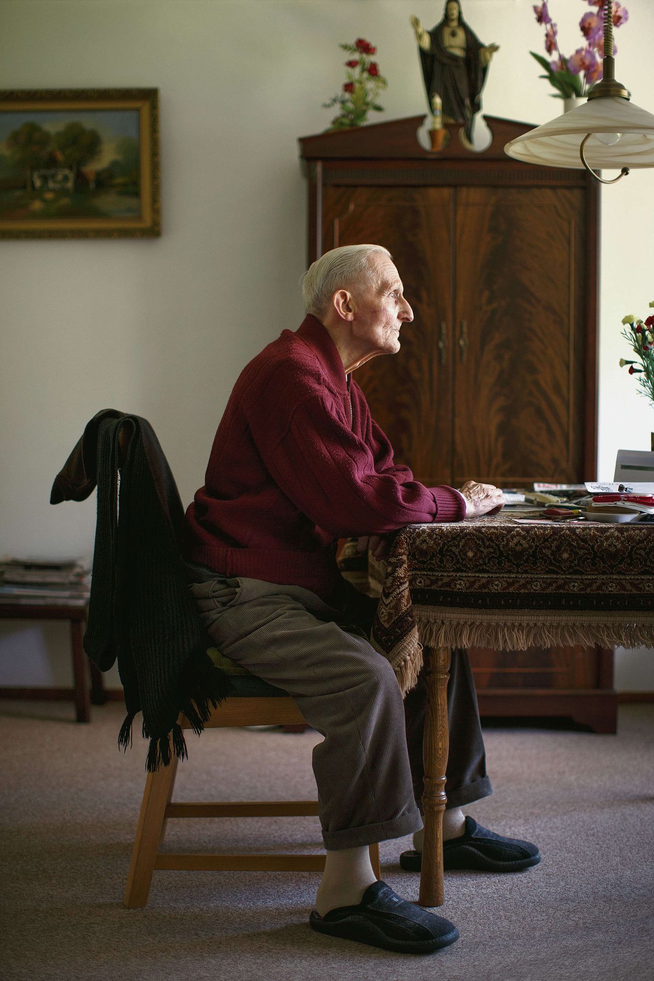 Wim Röthengatter (86) woont weer zelfstandig na 9 jaar in verzorgingstehuis Sint Martinushof in Twello te hebben gewoond. Hij kijkt uit op zijn oude kamer.