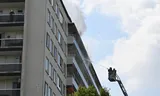 Brandweerlieden bij de brand die in het appartementengebouw in Antwerpen uitbrak, 1 juli 2026