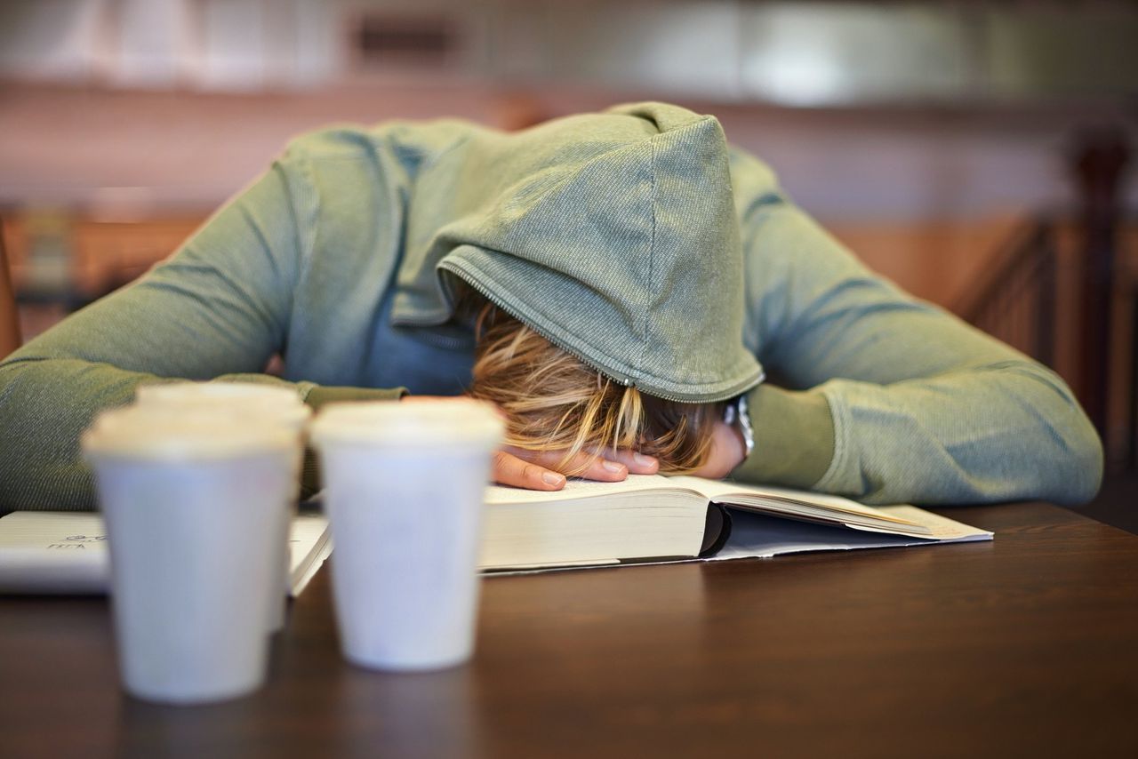 Een student moe van het studeren