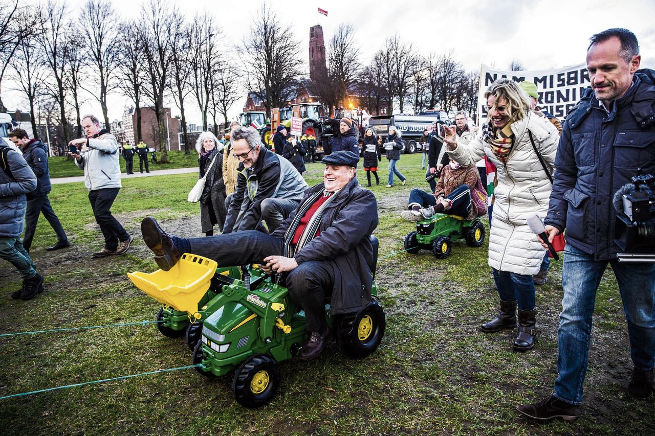 Groningers kwamen gisteren met tractors naar het Malieveld in Den Haag. Op het Binnenhof had donderdag een hoorzitting plaats over afhandeling van de schade door aardbevingen.