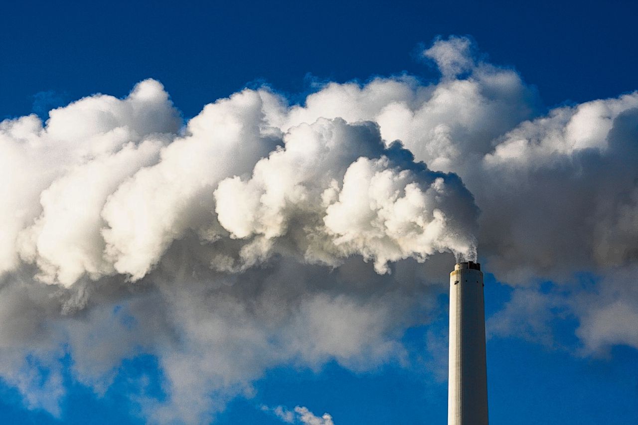 Energiecentrales stoten CO2 als ‘afval’ uit. Dat is te vermijden door CO2 als grondstof te gebruiken.