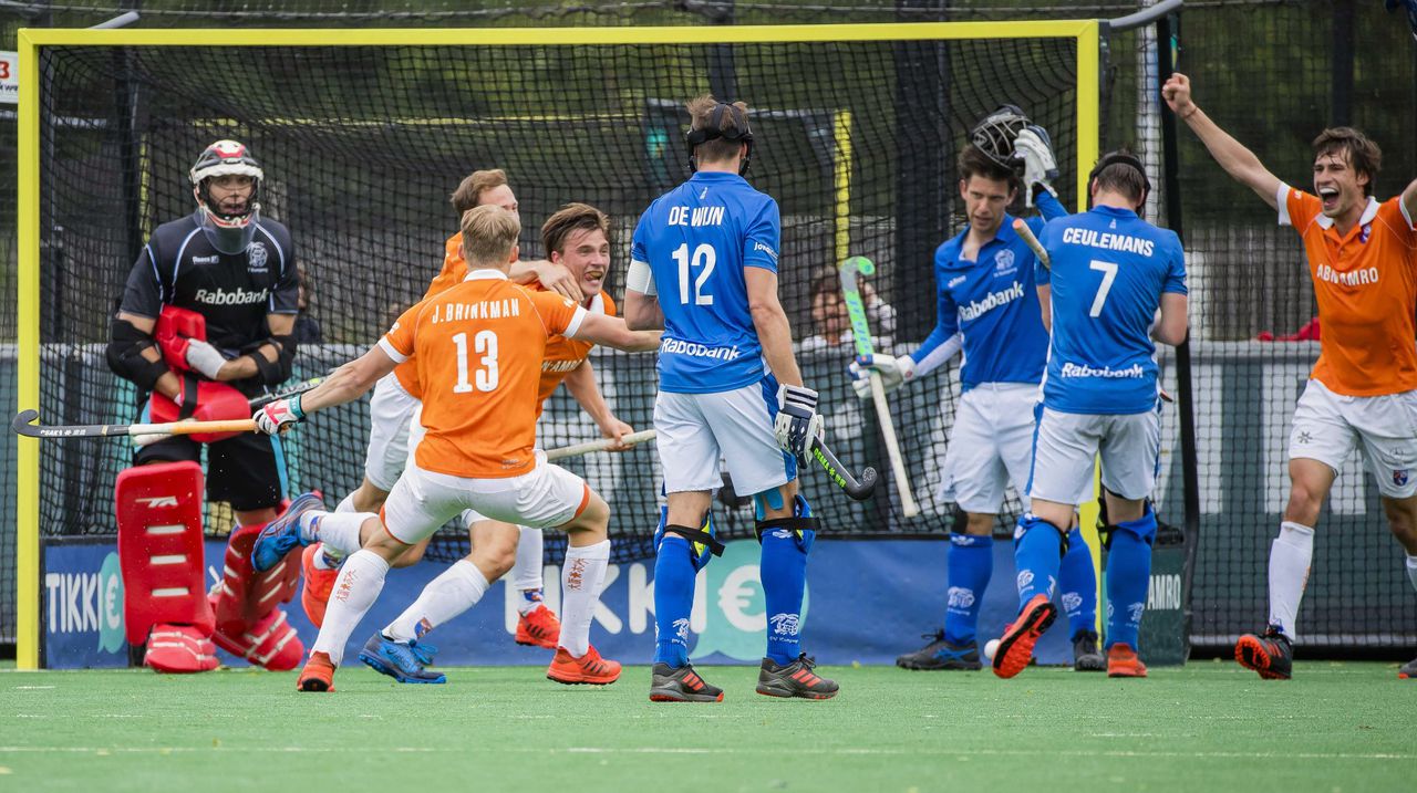 Jorrit Croon scoort de 1-0 voor Bloemendaal na een strafcorner tijdens de derde en beslissende finale van de play-offs om de Nederlandse titel.