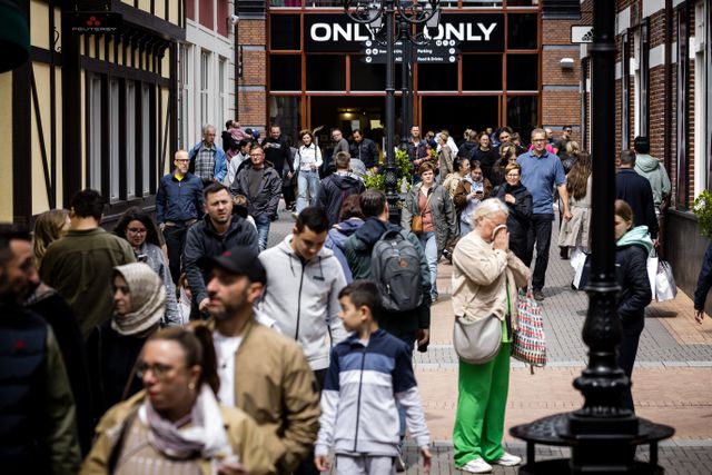 Winkelend publiek bij de Designer Outlet op Eerste Pinksterdag.