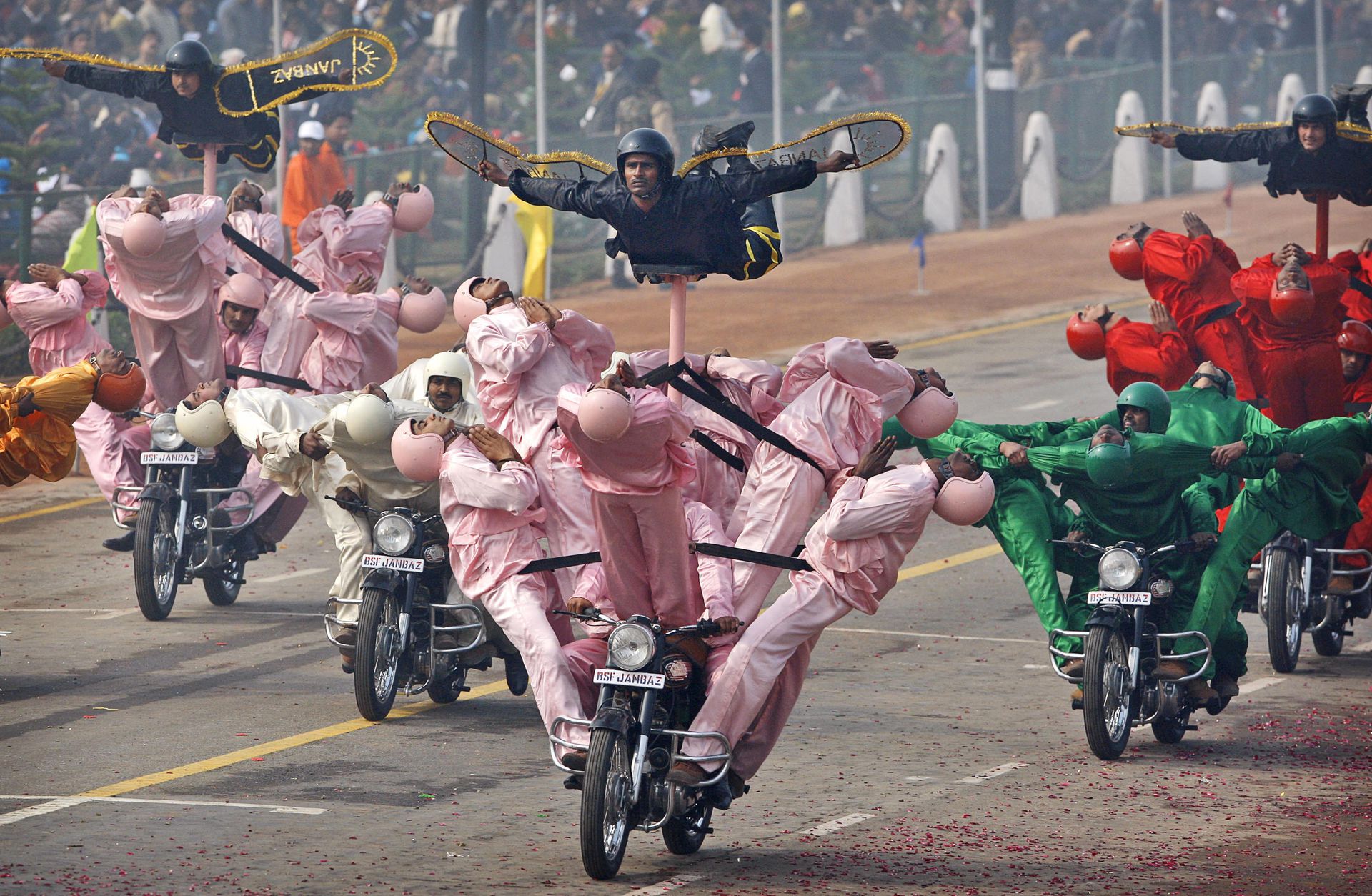 Парад приколов. Индийский парад мотоциклисты. Смешные авы для пар. Смешной военный парад. Парад прикол.