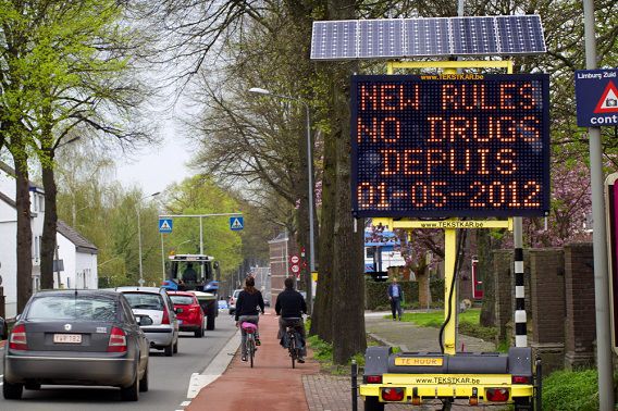 Informatieborden bij de Nederlandse grenzen waarschuwen drugstoeristen in het Nederlands, Frans en Engels: er is geen softdrugs te koop.