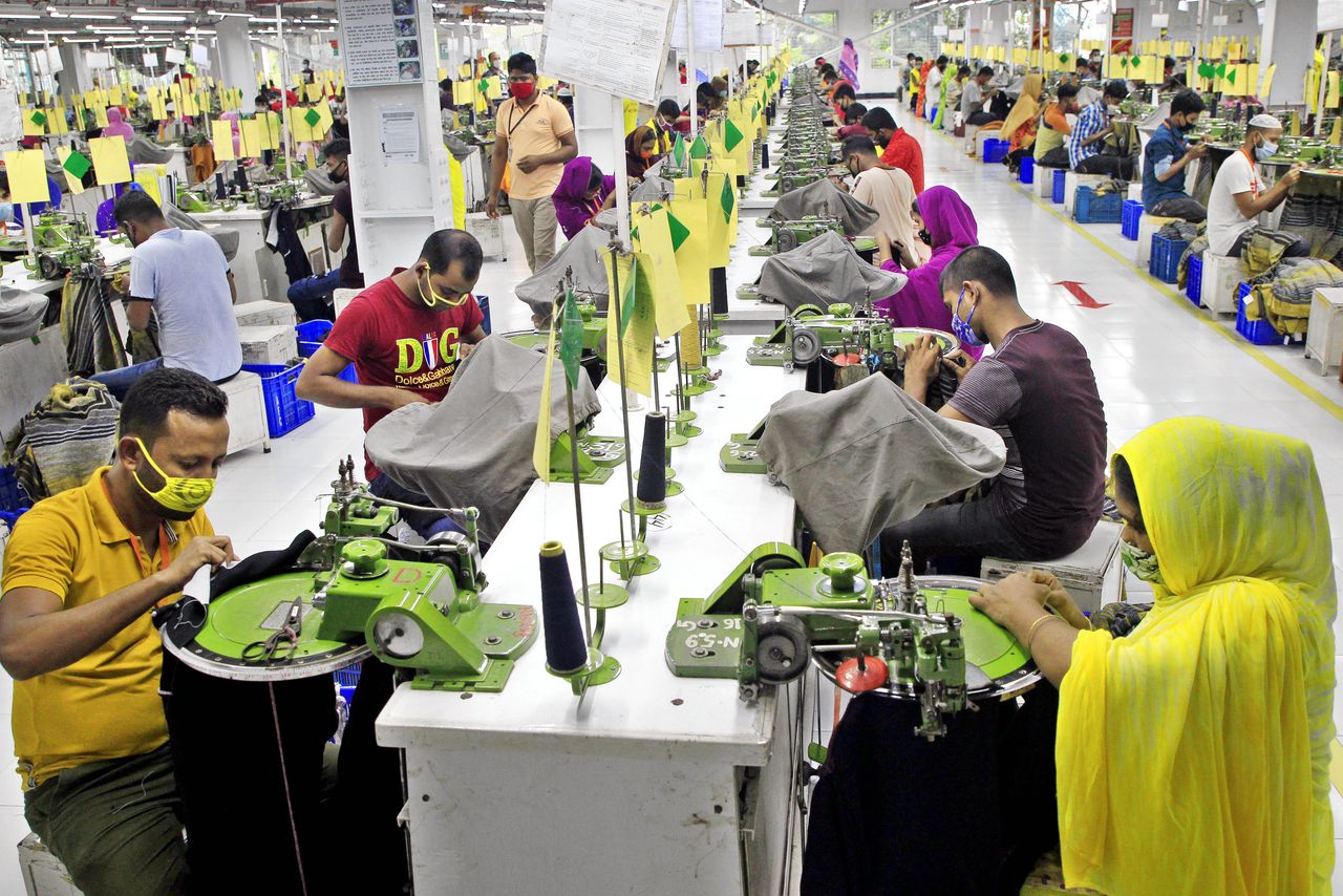 Arbeiders in een textielfabriek in Bangladesh.