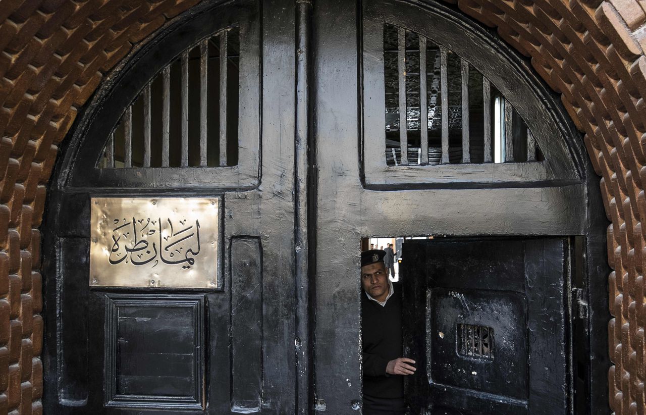 Een bewaker bij de ingang van de Tora-gevangenis in Egypte waar filmmaker Shady Habash is overleden. Sinds de coronavirus-uitbraak zijn bezoekers niet welkom.