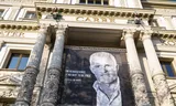 Misdaadverslaggever Peter R. de Vries op een banner op het Koninklijk Theater Carré in Amsterdam.