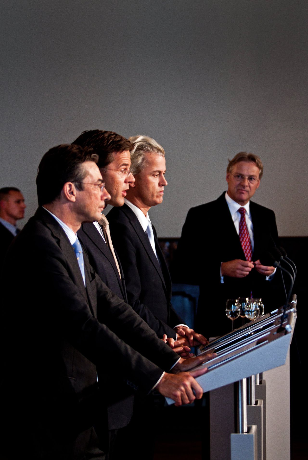 Presentatie van het gedoogakkoord van CDA, VVD en PVV in 2010. Van voren naar achteren: door Maxime Verhagen (CDA), Mark Rutte (VVD) en Geert Wilders (PVV).