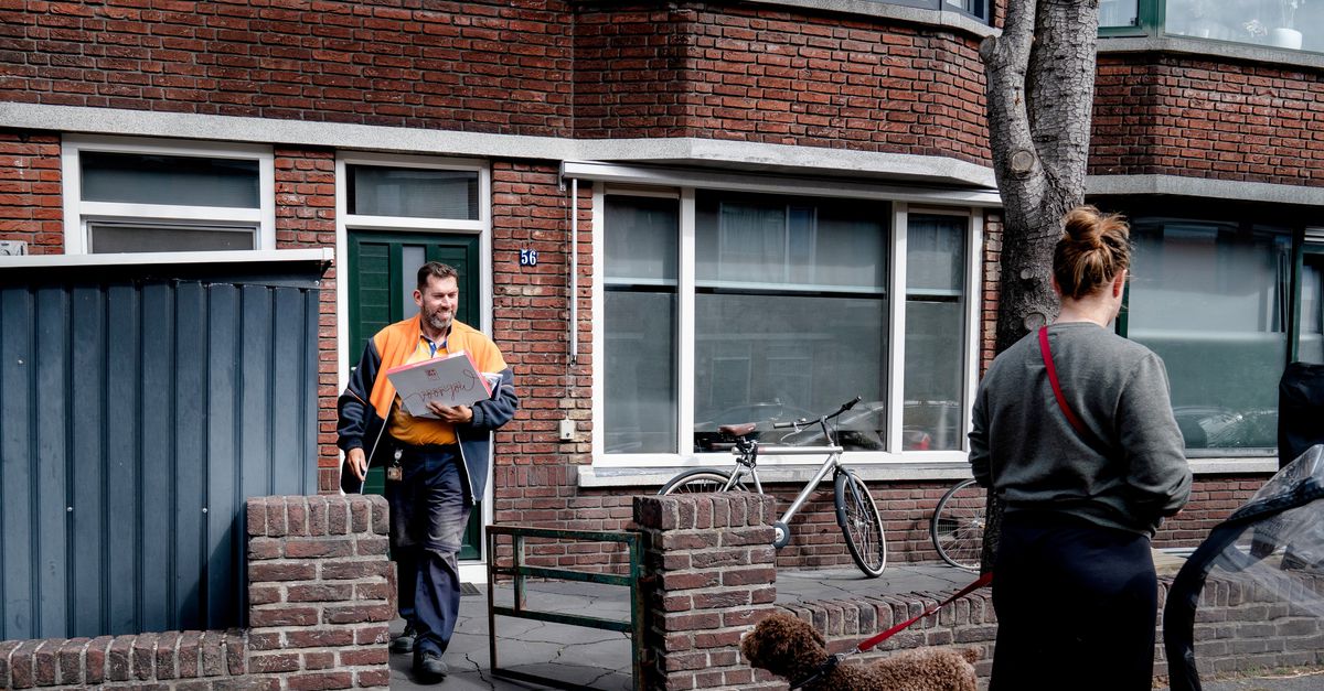 Dat PostNL af wil van verplichte bezorging, doet postbode Mark Duin pijn. ‘De mensen houden van de post’