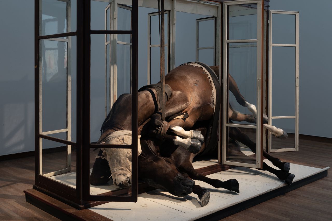 Berlinde De Bruyckere, NO LIFE LOST II, 2015. Bonnefanten, 2021. Paardenhuid, hout, glas, stof, leer, dekens, ijzer, epoxy, 230 x 85 x 306 cm.