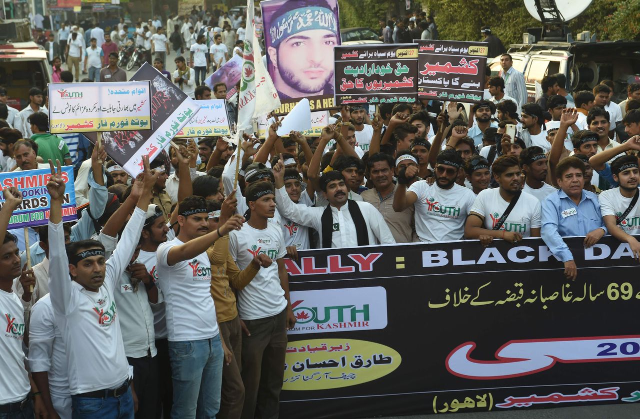 Inwoners van de Pakistaanse stad Lahore houden een solidariteitsmars voor de inwoners van het Kashmir die wonen in het gebied dat gecontroleerd wordt door India.