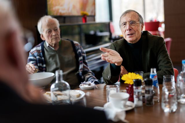 Michel van Hulten (staatssecretaris van Verkeer en Waterstaat namens de PPR in het kabinet-Den Uyl, links) en Laurens Jan Brinkhorst (destijds staatssecretaris van Europese Zaken, rechts), die de reünies organiseert.