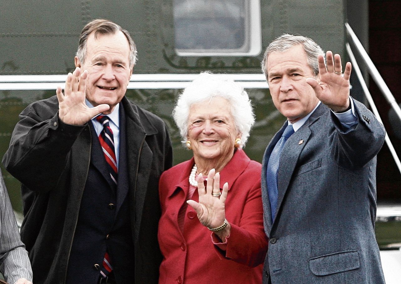 Barbara Bush met haar man George en haar zoon George W. in Texas in 2007.
