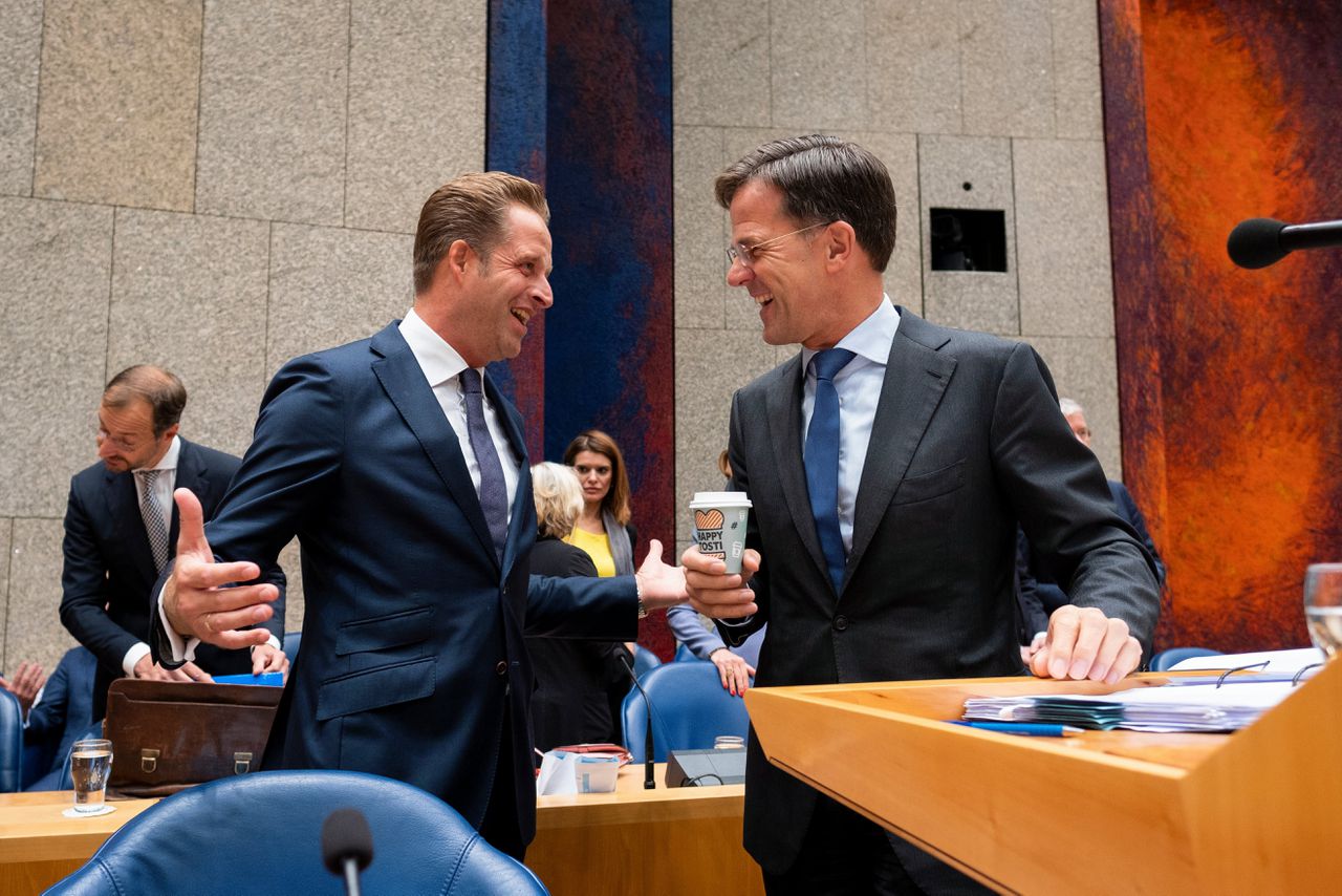 Premier Mark Rutte geeft op dag 2 van de Algemene Politieke Beschouwingen antwoord in de Tweede Kamer, hier op de foto met Minister Hugo de Jonge van Volksgezondheid, Welzijn en Sport (CDA).
