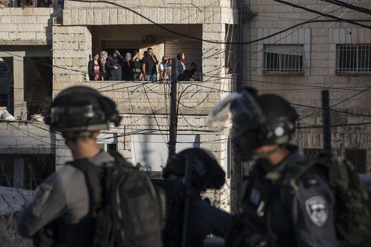 Israëlische soldaten tijdens een arrestatie-actie in de Palestijnse wijk Issawiya, Oost-Jeruzalem.