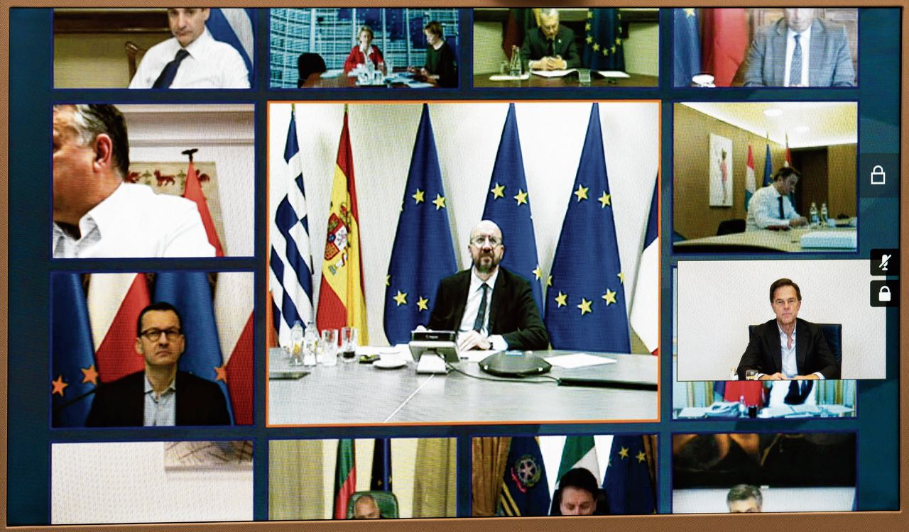 Verschillende Europese regeringsleiders zijn in beeld tijdens een videoconferentie van de EU.