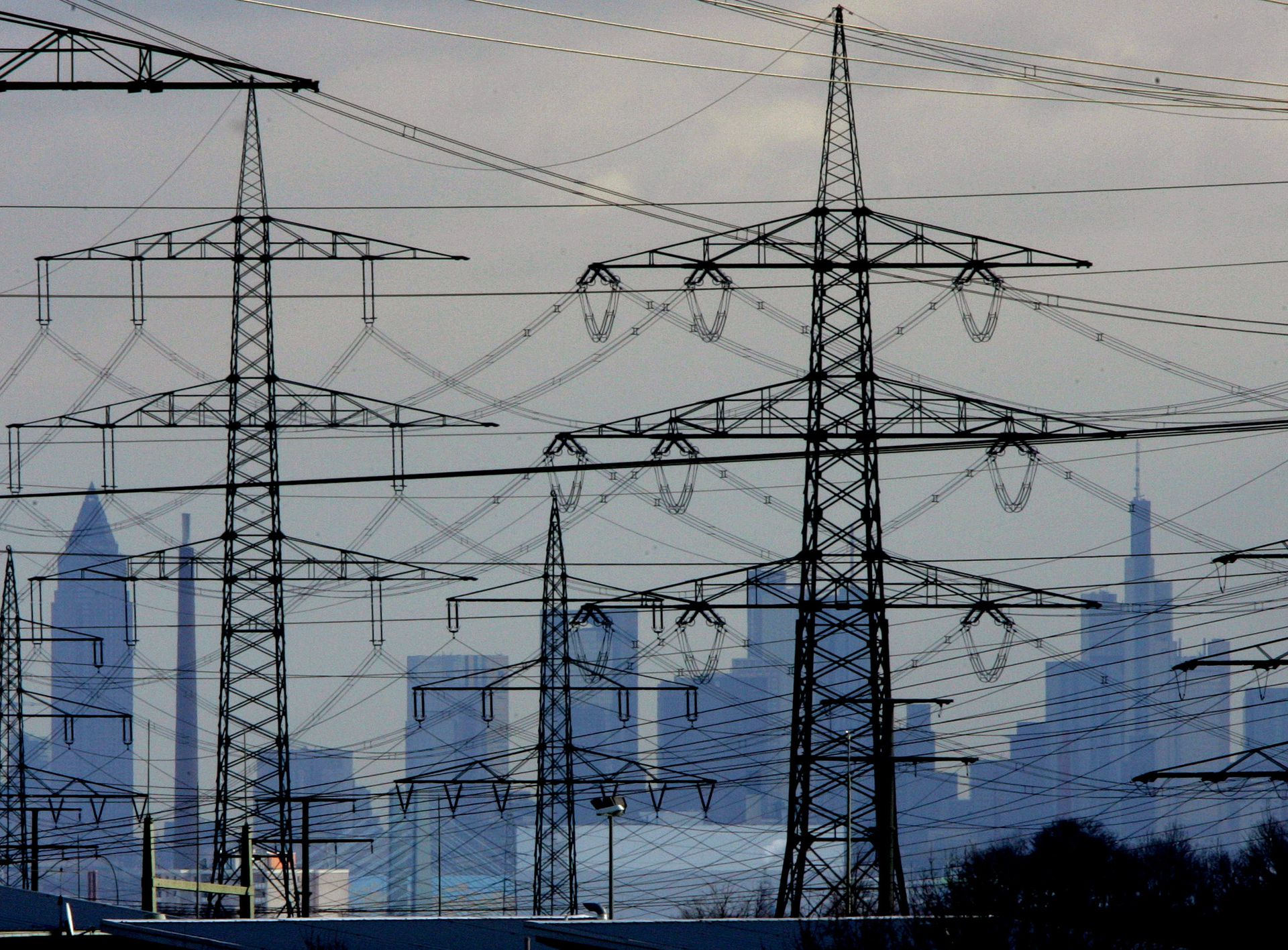 Где находится электросети. Электричество сети. Реконструкция линий электропередач. Электрик монтажник. Электромонтер воздушных линий электропередачи.