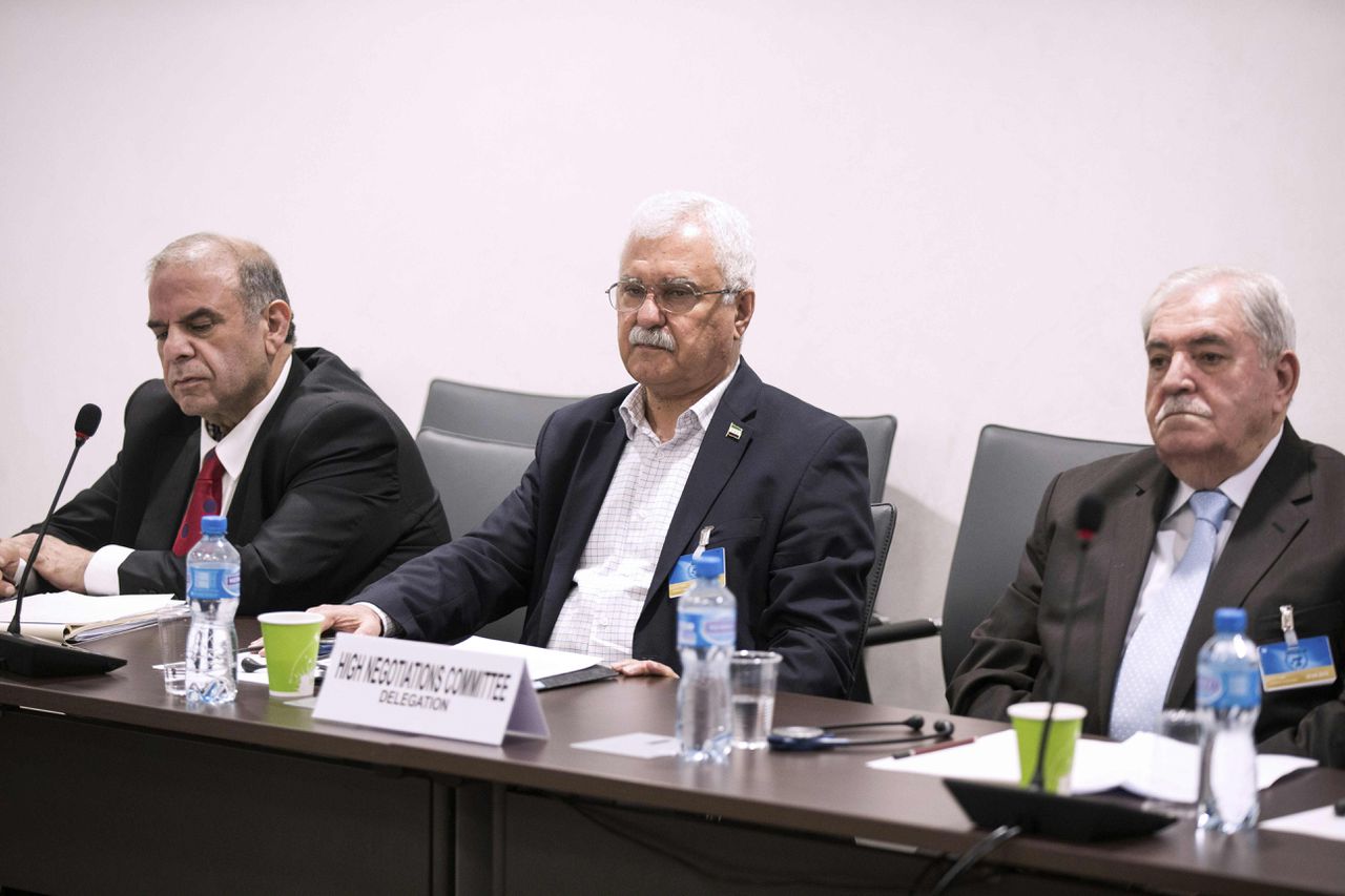George Sabra (midden), lid van de delegatie van de Syrische oppositie, tijdens een bijeenkomst in Genève.