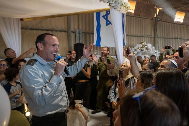 Voorzanger Abramson zingt bij de bruiloft van een IDF-officier in Israël in november. 