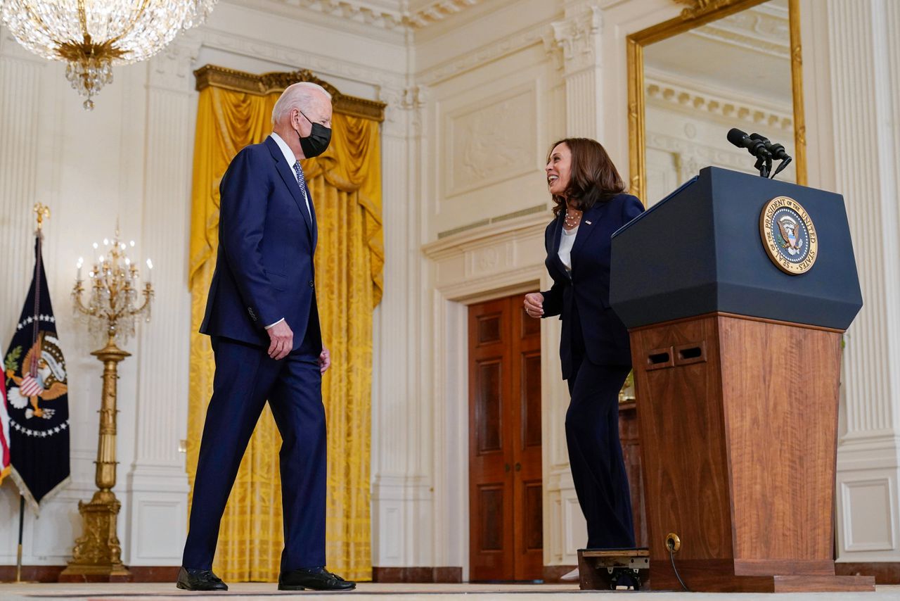 Amerikaanse vicepresident Kamala Harris en president Joe Biden geven een persconferentie over de infrastructuurplannen in het Witte Huis.