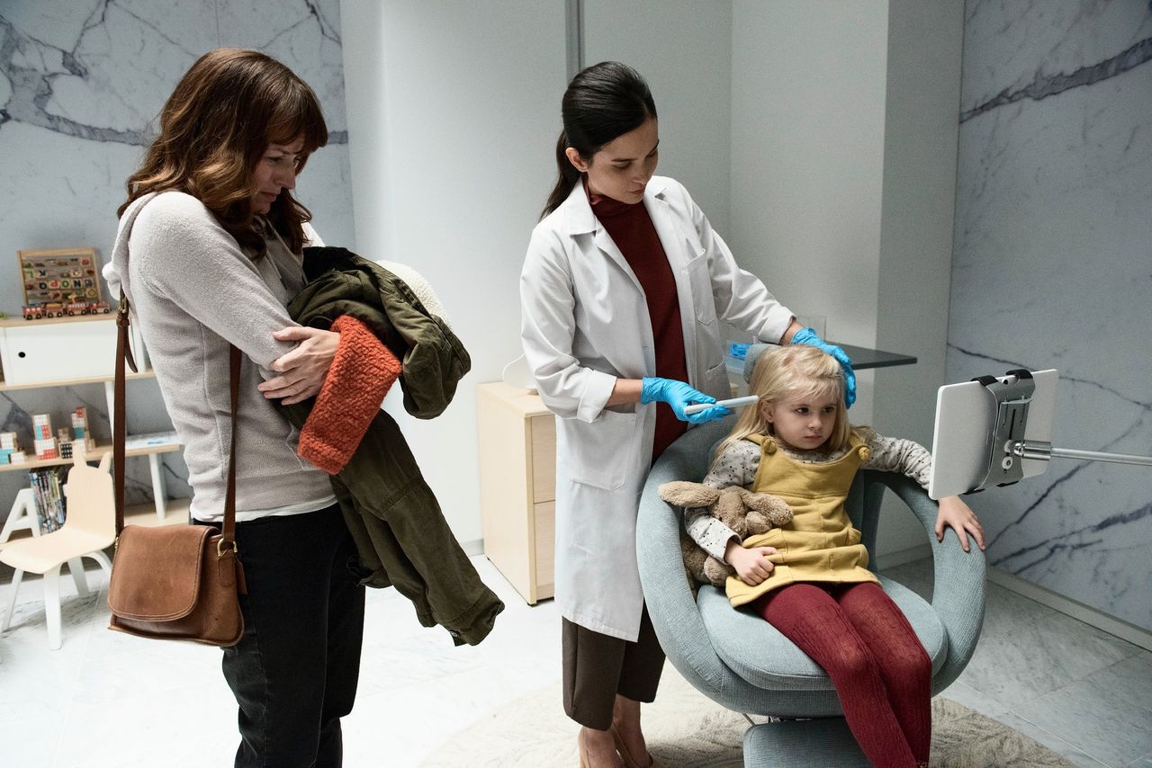 Beeld uit de Black Mirror-aflevering Arkangel, geregisseerd door Jodie Foster. Een moeder laat met de beste bedoelingen een chip bij haar dochter implanteren.