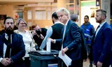 Geert Wilders (PVV) brengt zijn stem uit in het Haagse Stadhuis. 