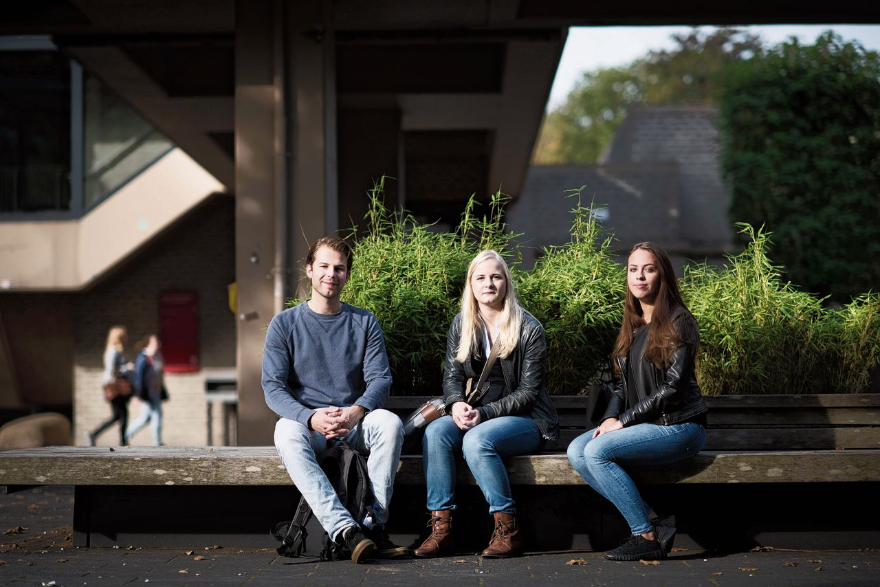 Studenten Tim Eeftinck Schattenkerk, Liz Beekman en Dana Petrovic zijn tegen tweetalige colleges.
