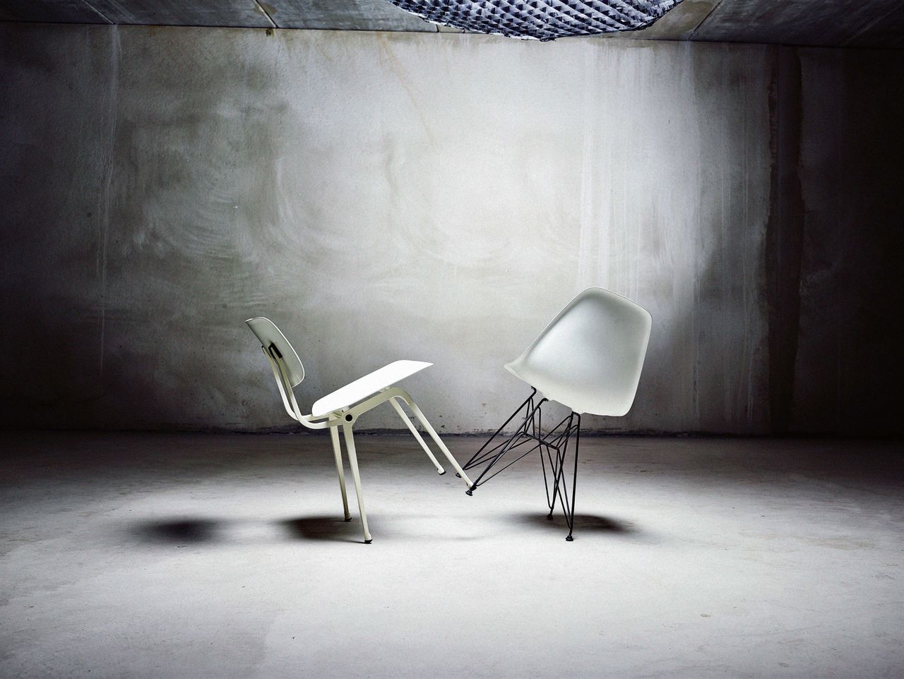 Iedereen kent het: het universele stoeltje. De Revolt van Friso Kramer (links) is een uitstekend alternatief voor de Plastic Chair.