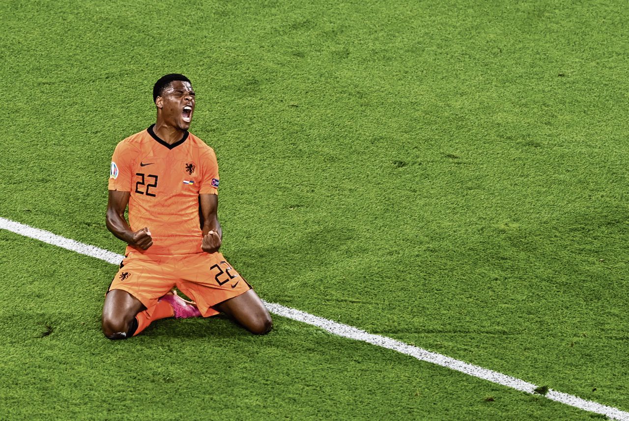 PSV-verdediger Denzel Dumfries wil naar het buitenland. Hij maakte zondag voor het Nederlands elftal tegen Oekraïne het winnende doelpunt (3-2).