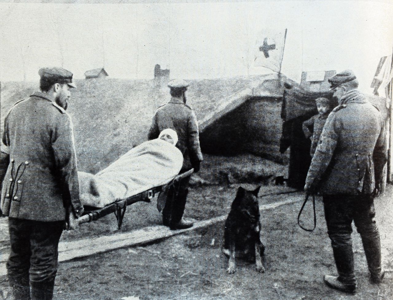 Transport van een gewonde soldaat naar een veldhospitaal aan het front in Russisch-Polen, in 1915