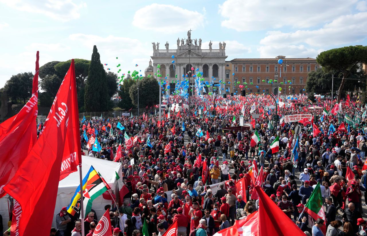 Nadat neofascisten vorige week in de marge van een antivaxprotest het kantoor van de linkse vakbond CGIL bestormden, organiseerden antifascisten en anderen sympathisanten zaterdag een tegenbetoging in Rome.