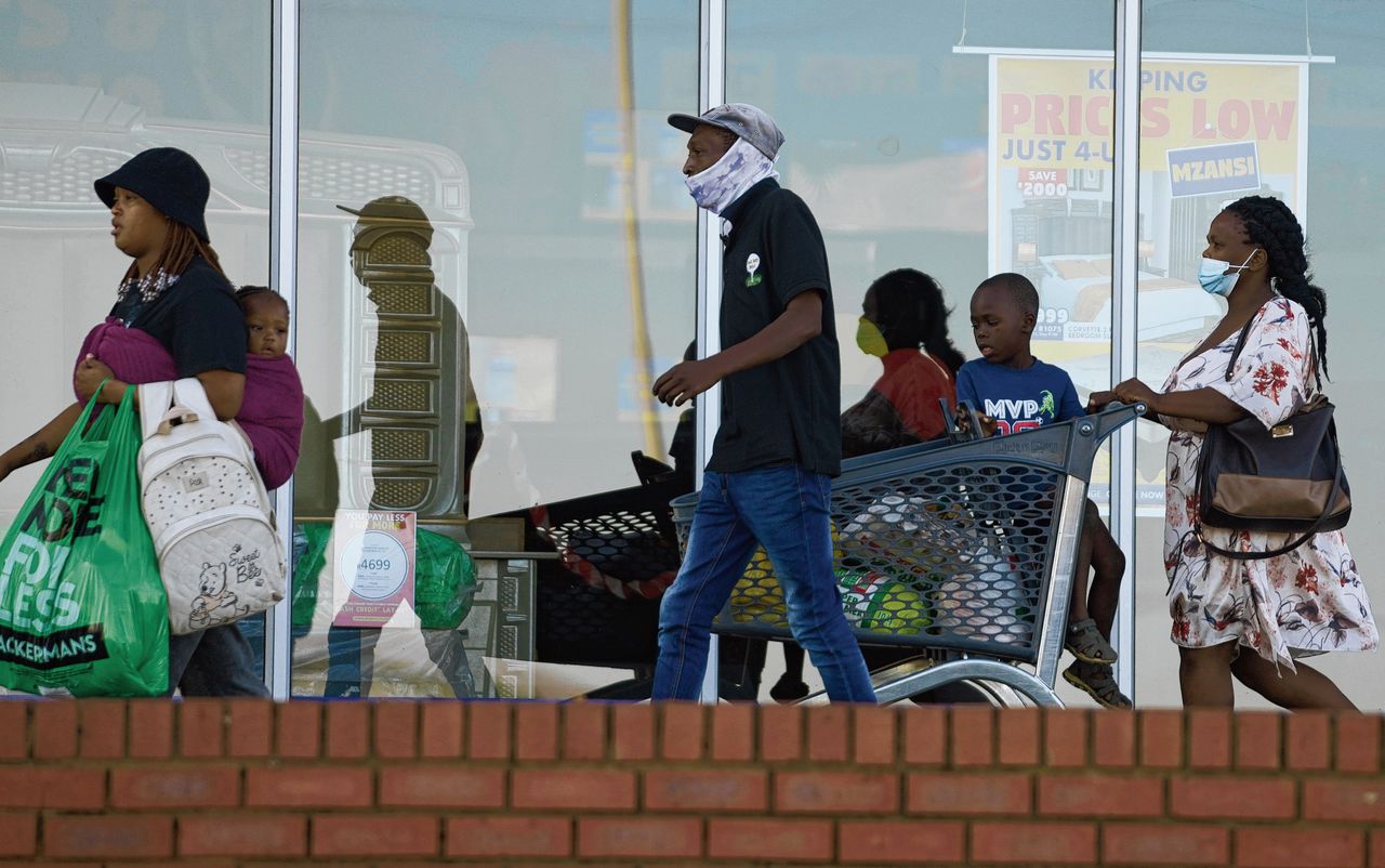 Klanten, sommige met mondmasker, bij een winkelcentrum in Vosloorus, bij Johannesburg, Zuid-Afrika, afgelopen weekend.