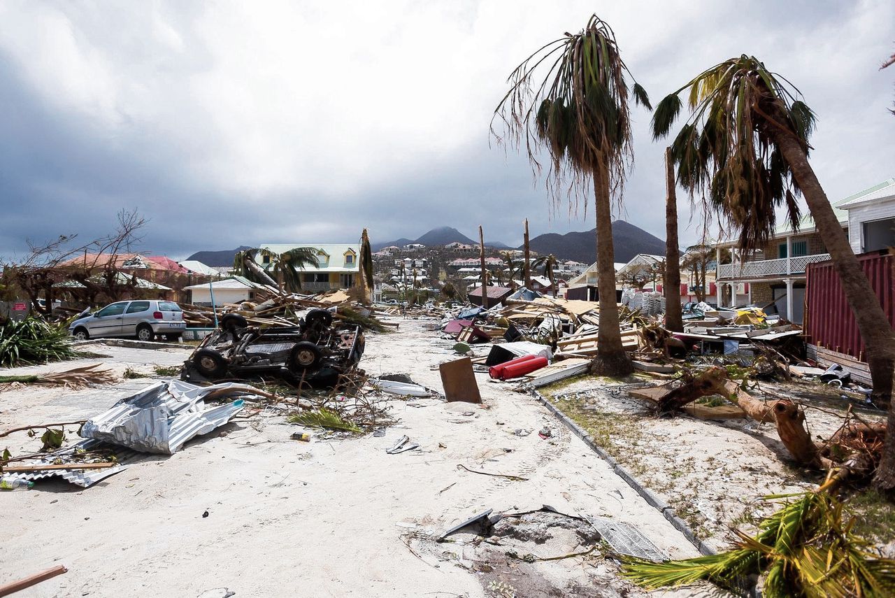 Zeecontainers liggen overal verspreid langs de haven op Sint-Maarten, als gevolg van de verwoestende kracht van Irma.