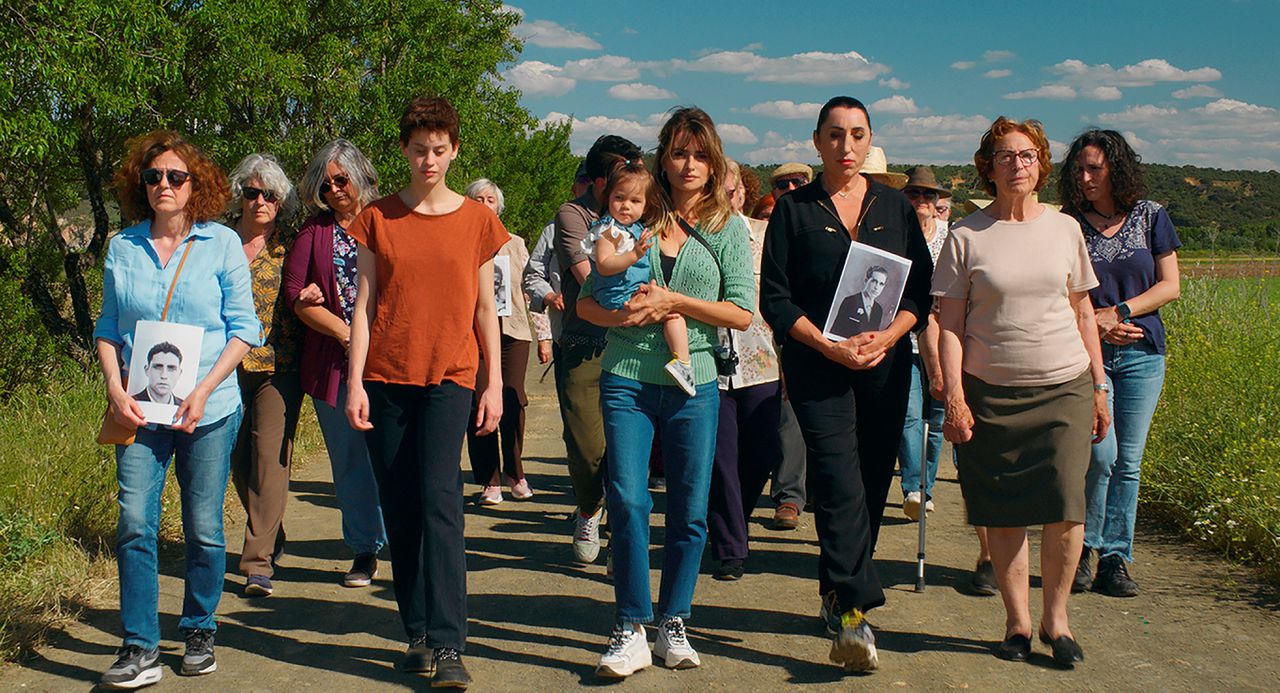 Hoofdpersonen Janis en Ana van ‘Madres paralelas’ ( Penélope Cruz en Milena Smit) op weg naar de overblijfselen van familieleden.
