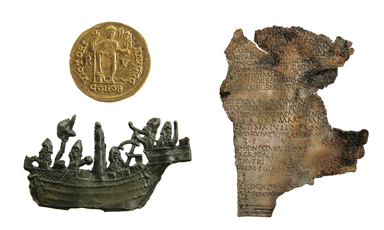 Een Visigotische gouden munt, een Middeleeuws pelgrimsinsigne en een Romeins militair diploma, gevonden door zoekers met metaaldetectoren.