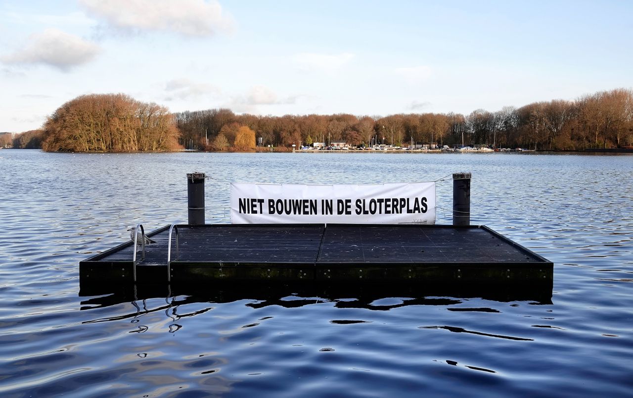 Vorige maand protesteerden omwonenden tegen plannen om te bouwen in de Sloterplas bij Amsterdam.