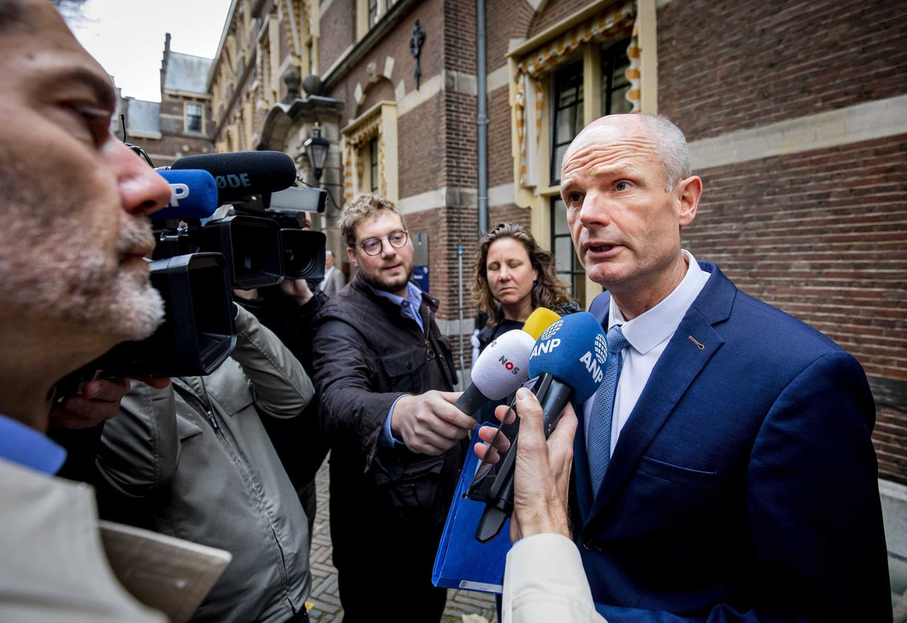 Stef Blok, minister van Buitenlandse Zaken, staat de pers te woord bij aankomst op het Binnenhof voor de wekelijkse ministerraad.