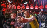 Worthy de Jong van Team Amsterdam neemt een selfie met zijn fans na de wedstrijd tegen team Riffa tijdens het World Tour-toernooi in het 3x3 basketbal in de Gashouder in  Amsterdam.  