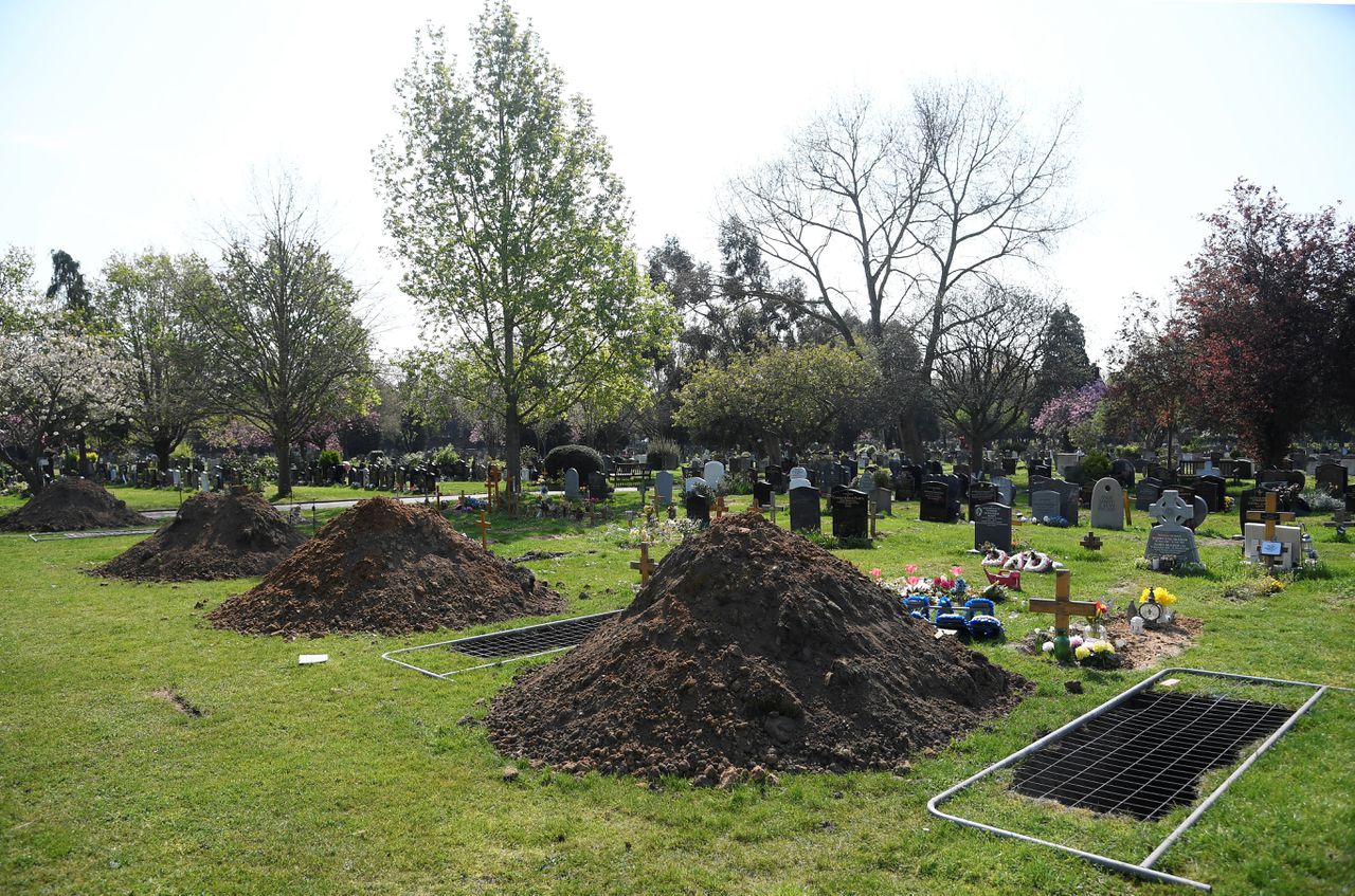 Terwijl covid-19 zich verder verspreidt in Londen, zijn er nieuwe graven te zien op een lokale begraafplaats.