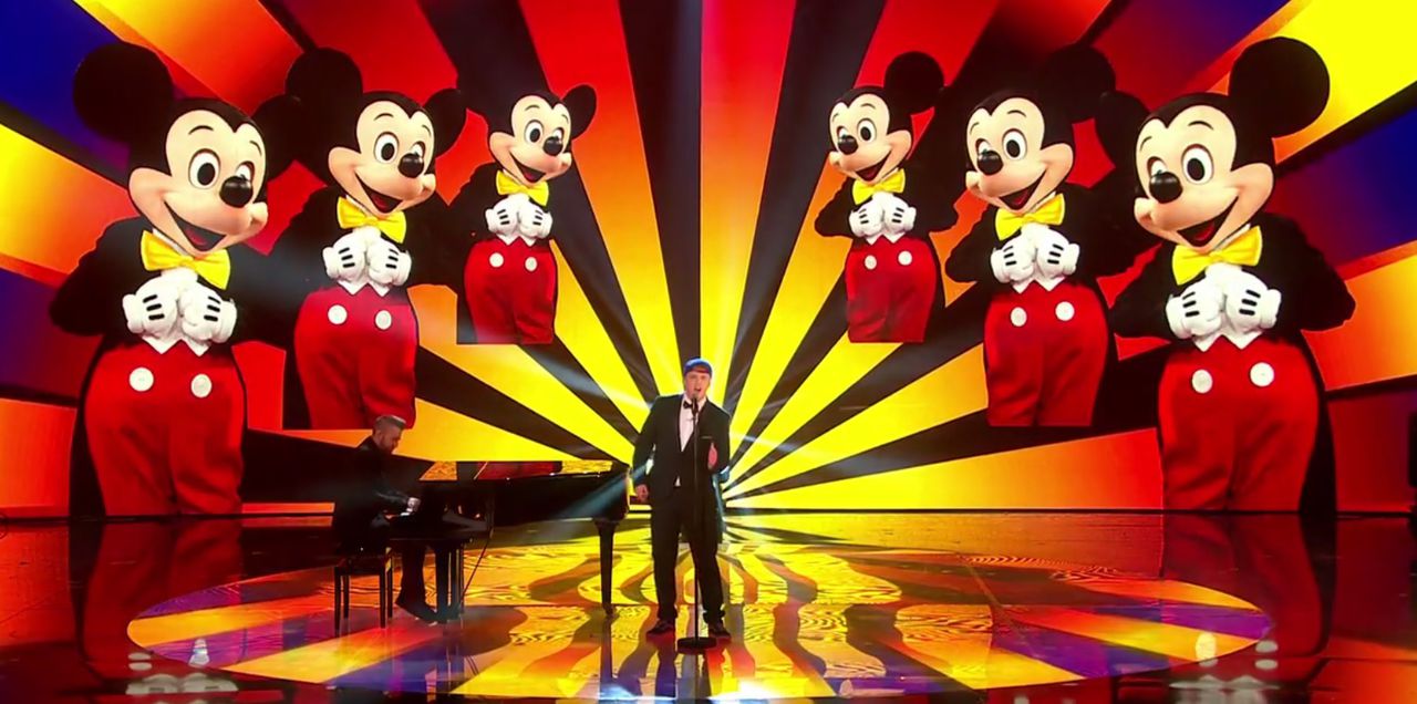 Craig Ball laat Hello zingen door onder meer Mickey Mouse.