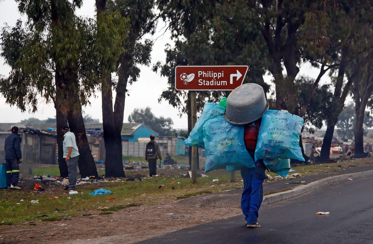 Man brengt afval naar een recyclingstation in de sloppenwijk Nyanga in Kaapstad, Zuid-Afrika.