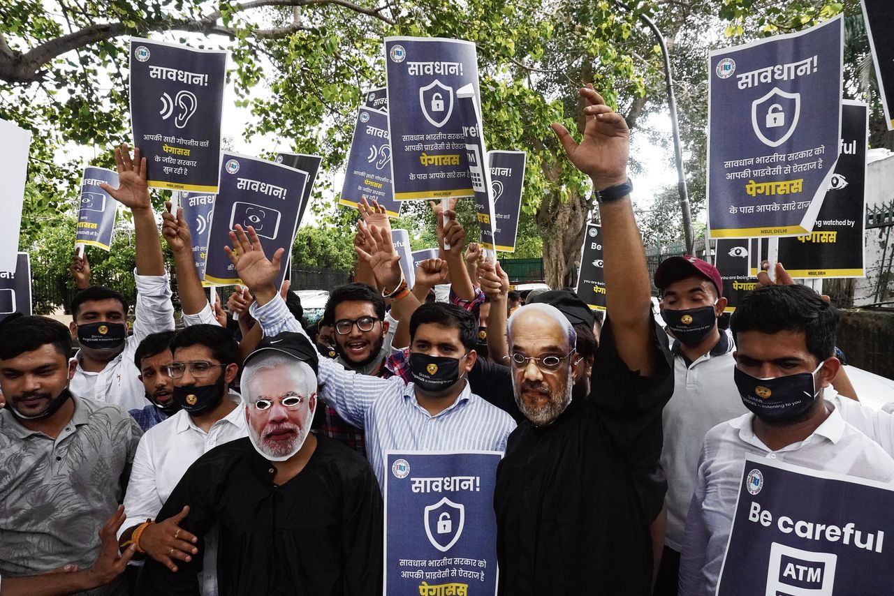 Betogers in New Delhi protesteerden vorig jaar zomer tegen het gebruik door de Indiase regering van Israëlische Pegasus-software om journalisten, activisten en politieke tegenstanders te controleren.
