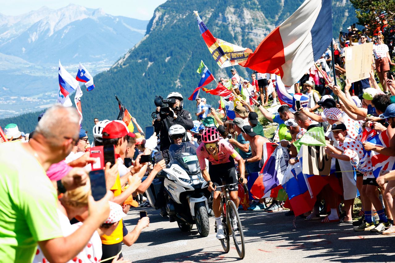 Eindelijk een Tour-etappe met een succesvolle ontsnapping: Richard Carapaz wint na een wervelende rit 
