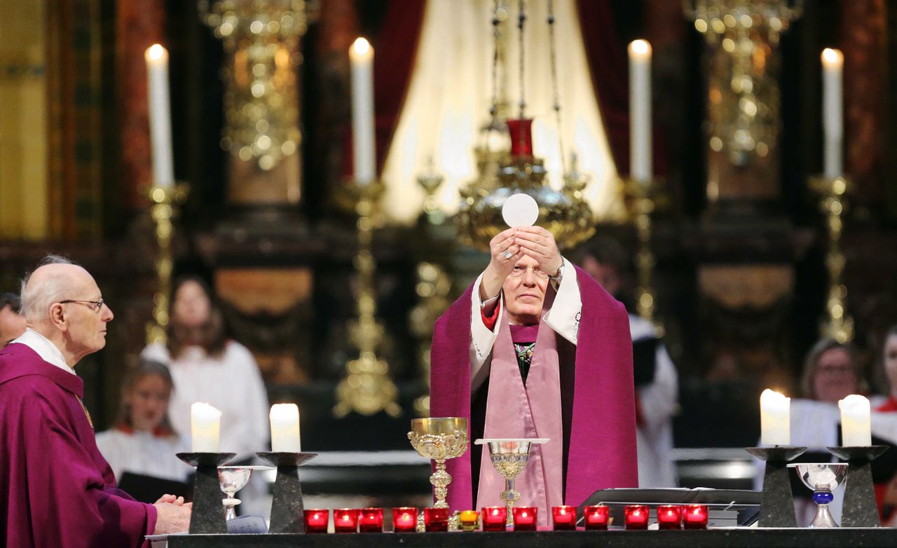 Bisschop Hendriks van Haarlem-Amsterdam tijdens de mis waarin een reliek van Sint-Nicolaas, bisschop van Myra, wordt bijgezet in de Sint-Nicolaaskerk in Amsterdam.