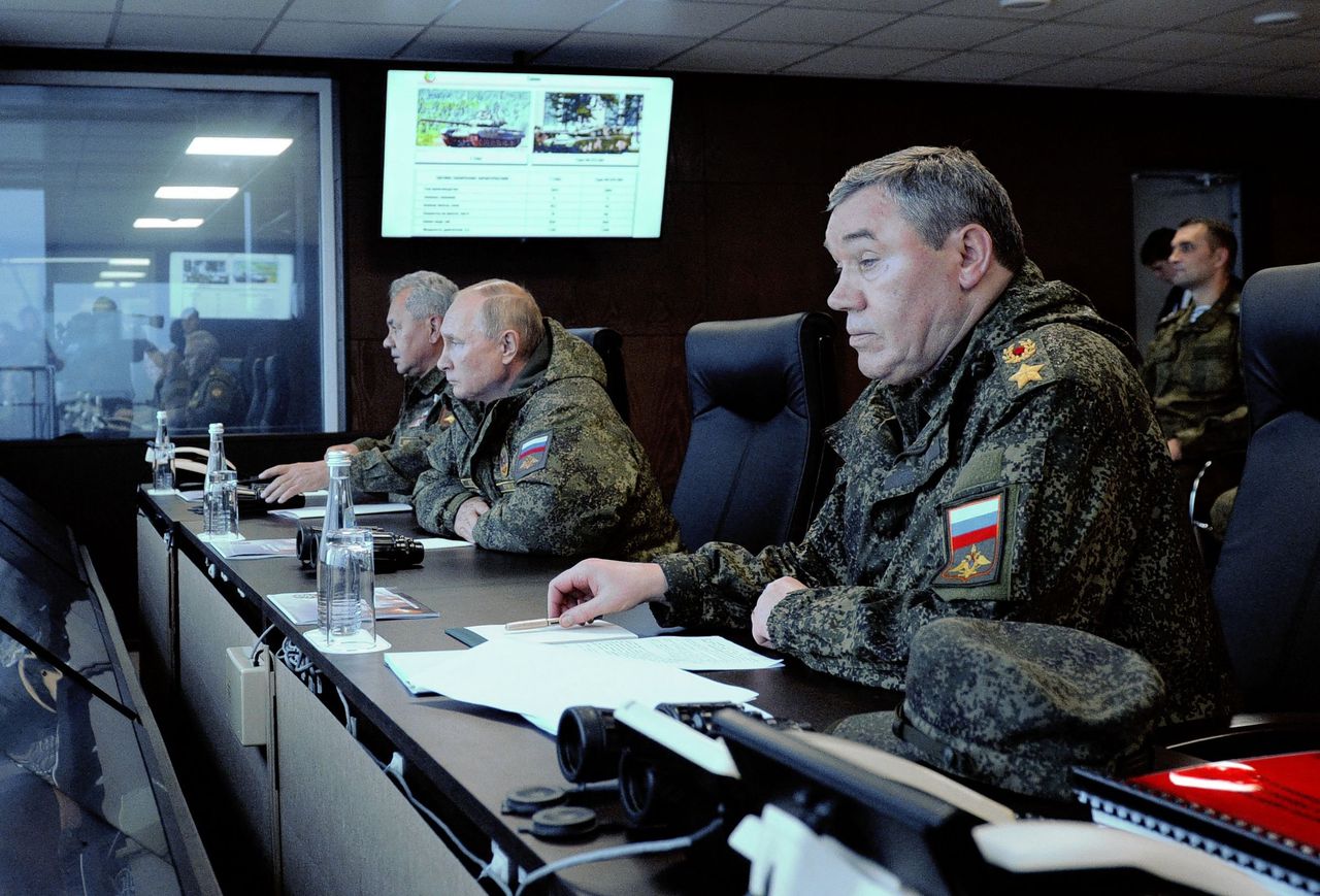 De Russische generaal Valeri Gerasimov (rechts) naast president Vladimir Poetin.